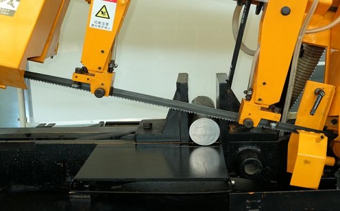 郧西数控带锯床自动送料精度会出现偏差吗？